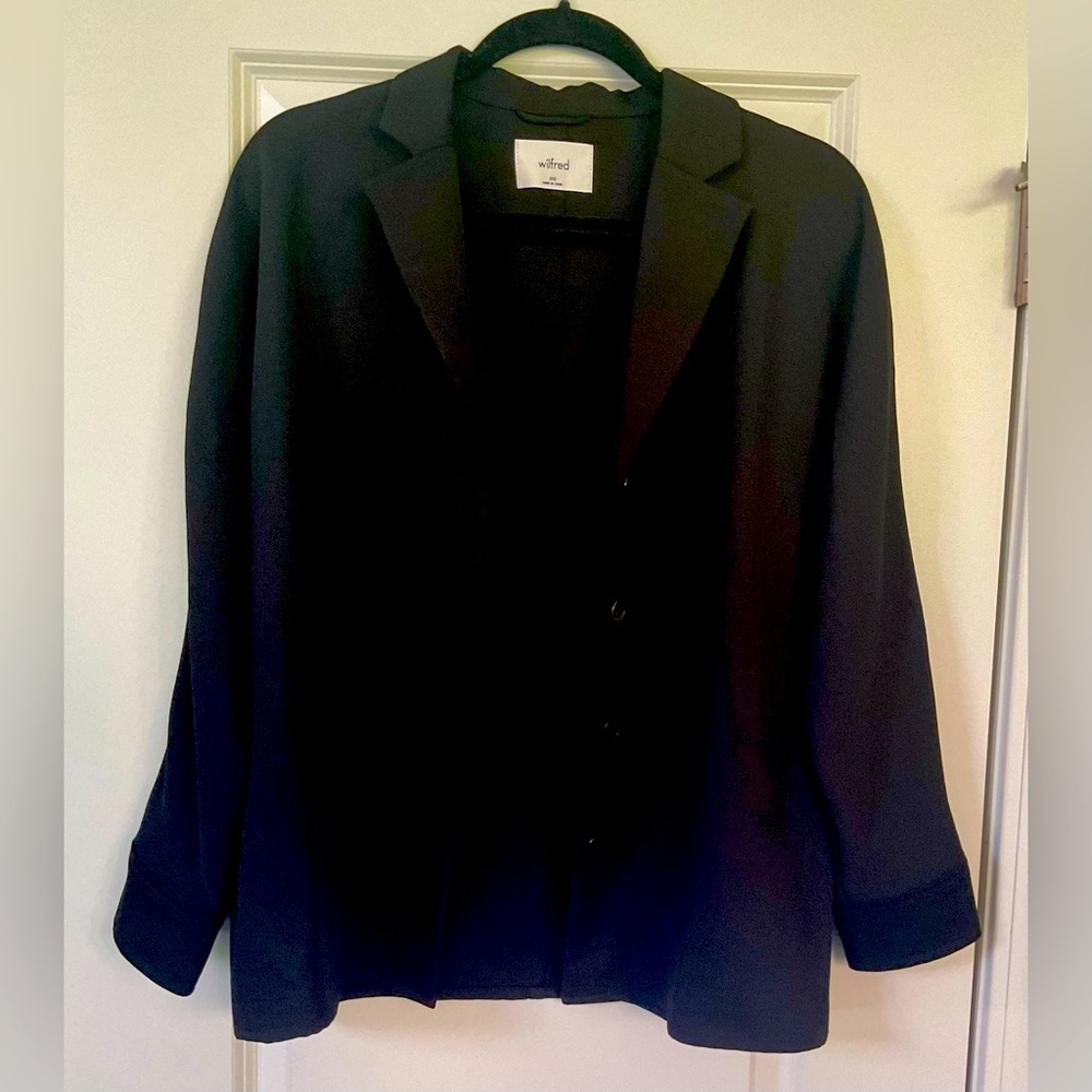 NEW WITH TAGS WILFRED BLAZER WITH CUFF BUTTON DETAILS. OVERSIZED